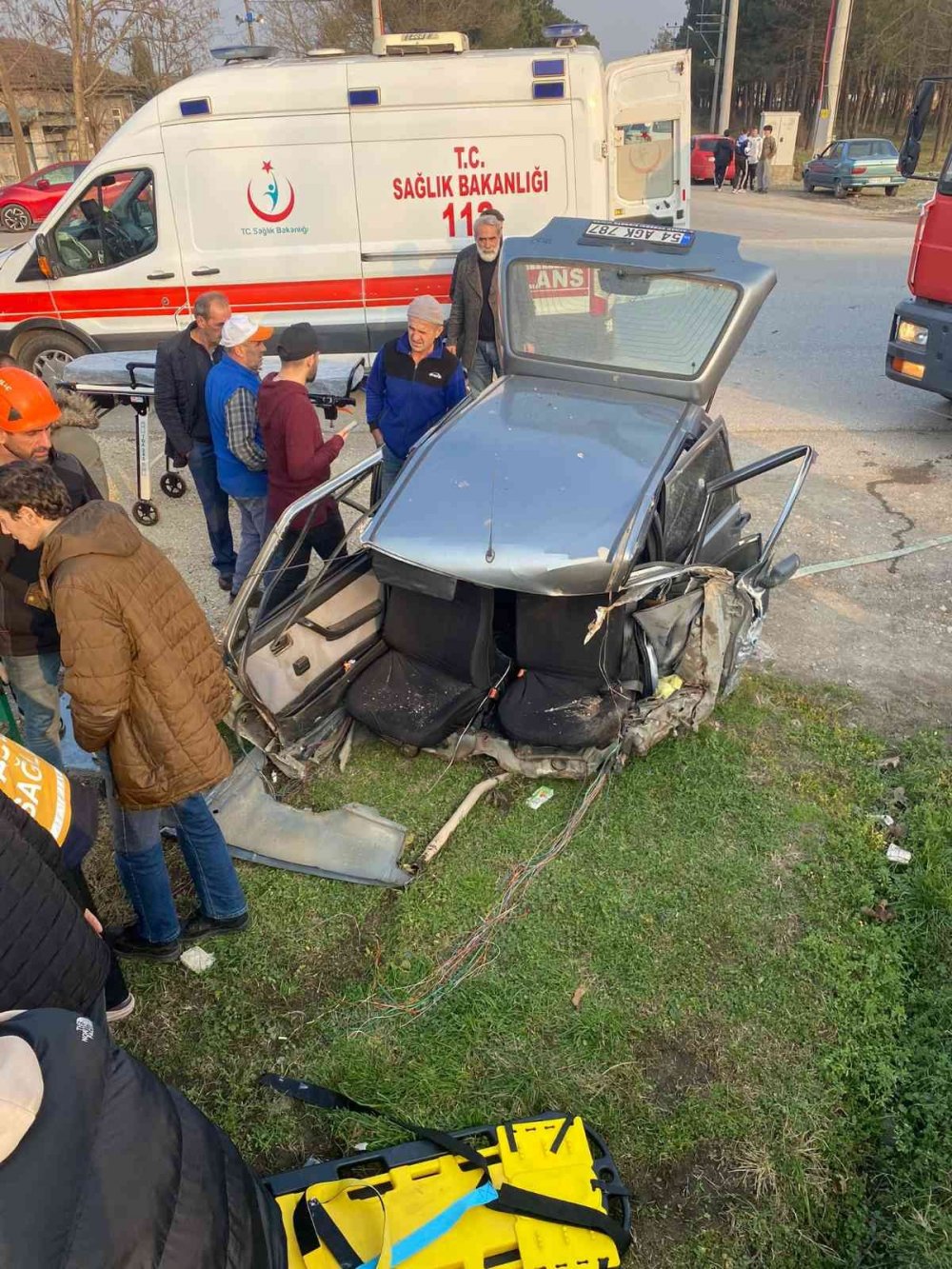 Hızını alamayan otomobil ikiye bölündü: 2 yaralı