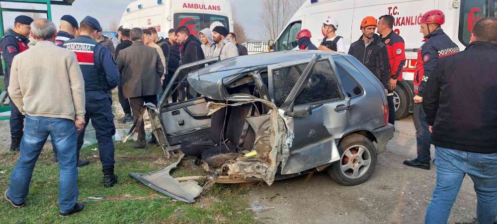 Hızını alamayan otomobil ikiye bölündü: 2 yaralı