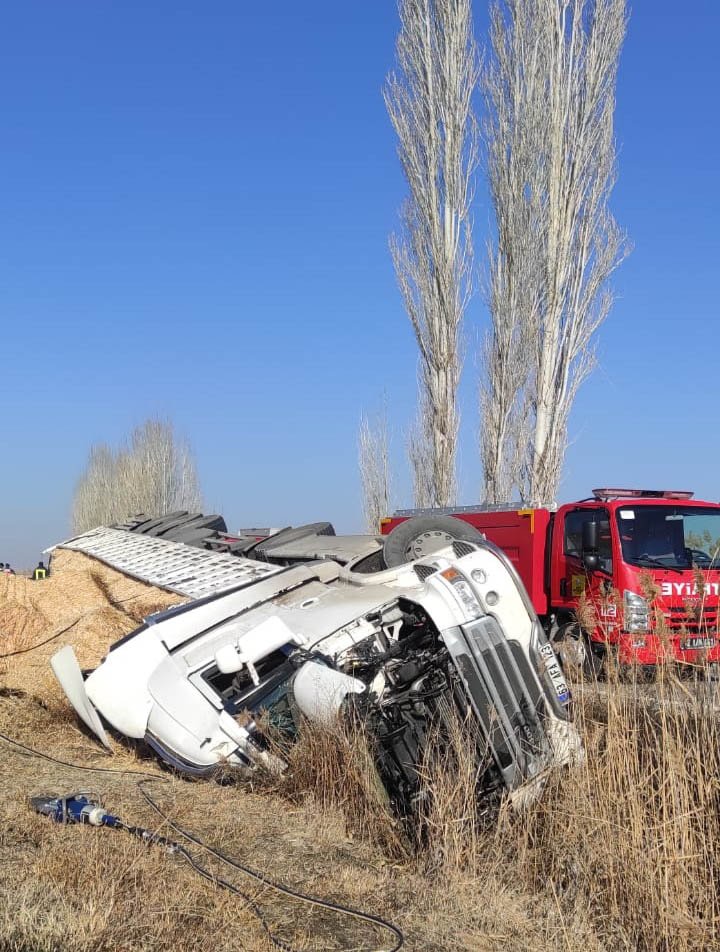 Konya'da kamyon şarampole devrildi! Ölü ve yaralı var