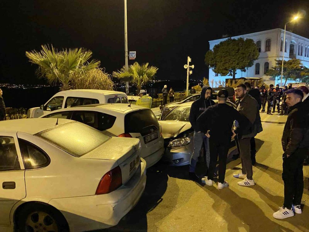 Otomobiliyle 4 aracı biçen sürücü aracını bırakıp kaçtı!