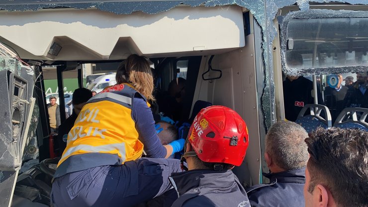Kayseri'de belediye otobüsü, özel halk otobüsüne çarptı, çok sayıda yaralı var!