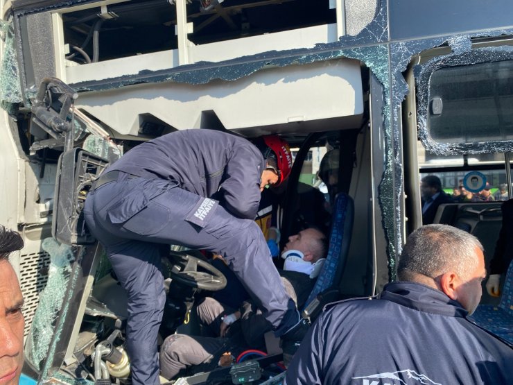 Kayseri'de belediye otobüsü, özel halk otobüsüne çarptı, çok sayıda yaralı var!
