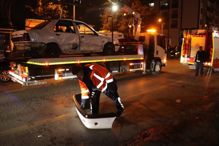 Kazada savrulan otomobil durakta bekleyen çifte çarptı: 3 yaralı