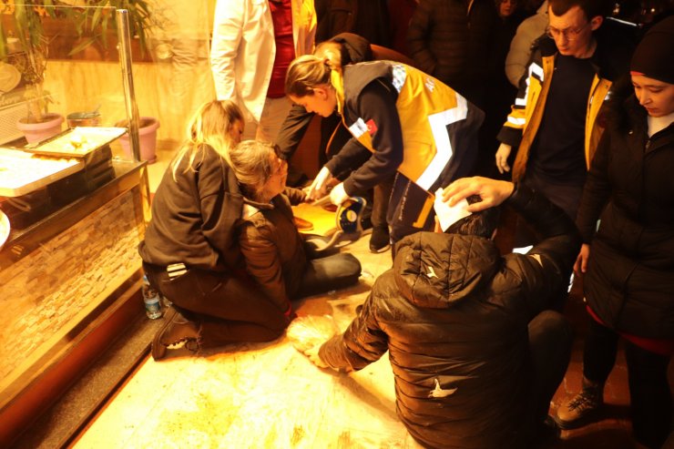 Kazada savrulan otomobil durakta bekleyen çifte çarptı: 3 yaralı