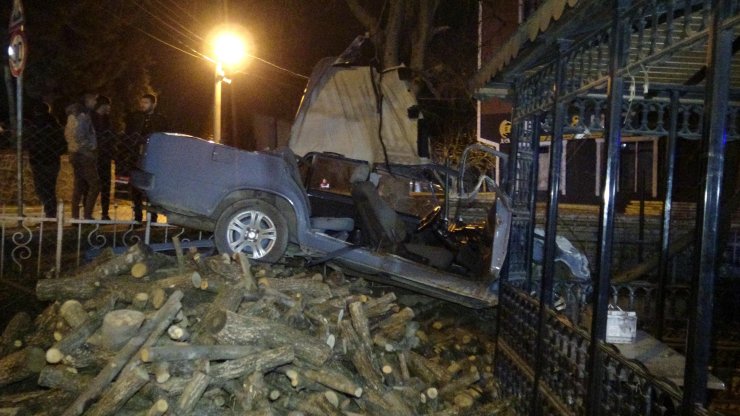 Park halindeki kamyona çarpan otomobil bahçeye uçtu