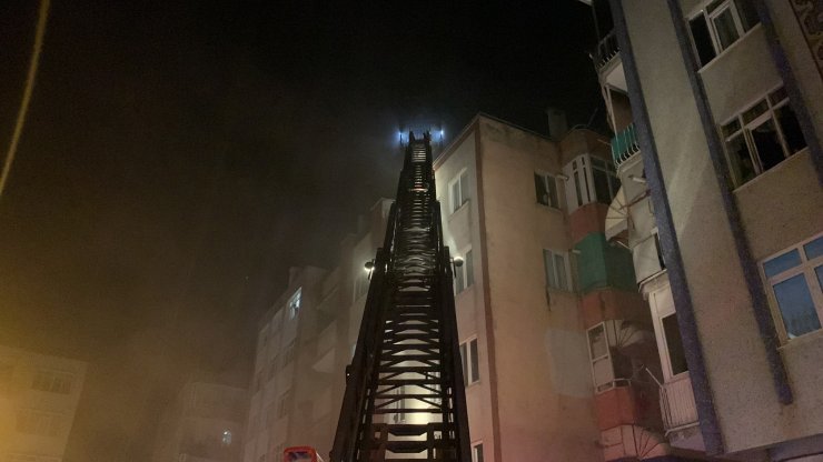 Samsun'da 4 katlı binada yangın; 6 kişi dumandan etkilendi