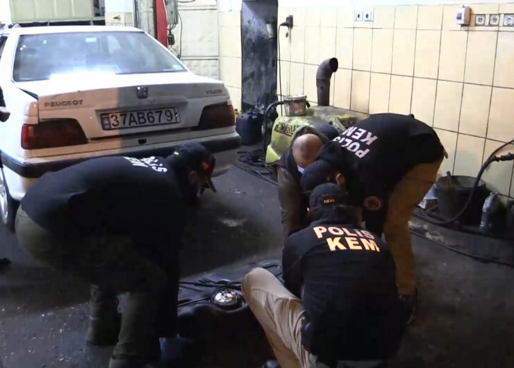 Yurt dışından giriş yapan otomobilin yakıt deposunda 25 kilo sıvı metamfetamin ele geçirildi