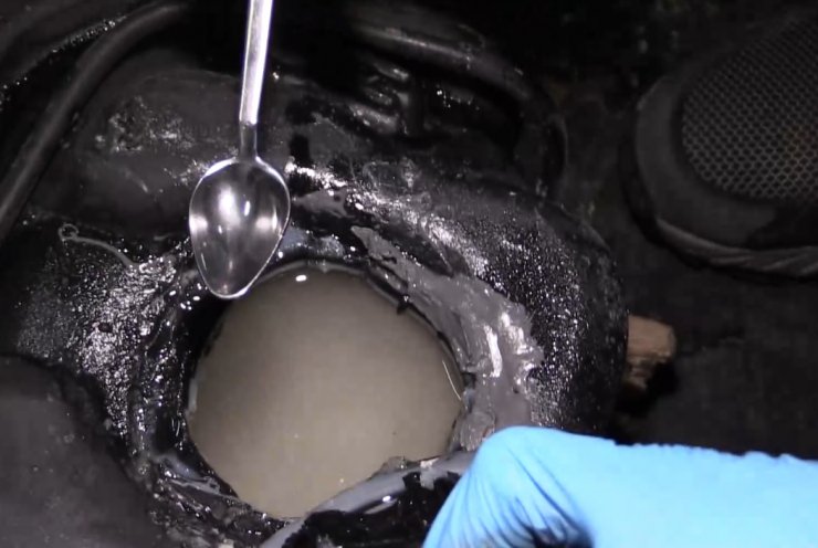 Yurt dışından giriş yapan otomobilin yakıt deposunda 25 kilo sıvı metamfetamin ele geçirildi