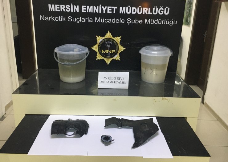 Yurt dışından giriş yapan otomobilin yakıt deposunda 25 kilo sıvı metamfetamin ele geçirildi