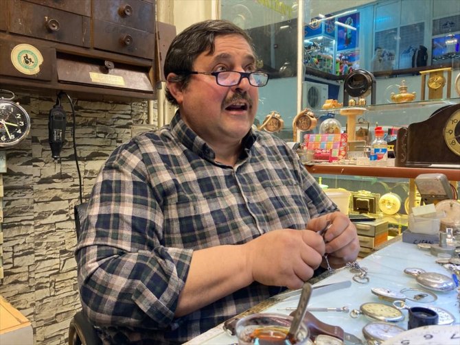 Konya'da 10 metrekare dükkanında 41 yıldır zamana ayar veriyor