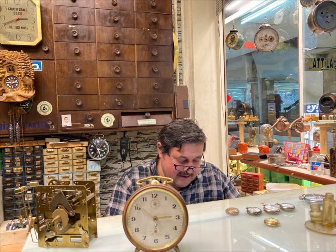 Konya'da 10 metrekare dükkanında 41 yıldır zamana ayar veriyor