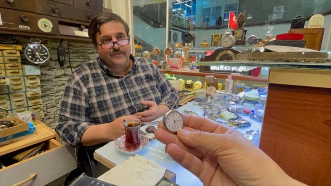 Konya'da 10 metrekare dükkanında 41 yıldır zamana ayar veriyor