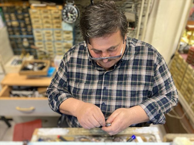 Konya'da 10 metrekare dükkanında 41 yıldır zamana ayar veriyor