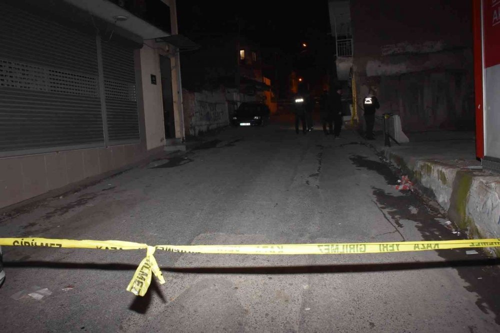 Evinin önünde motosikletli iki kişi tarafından silahlı saldırıya uğradı