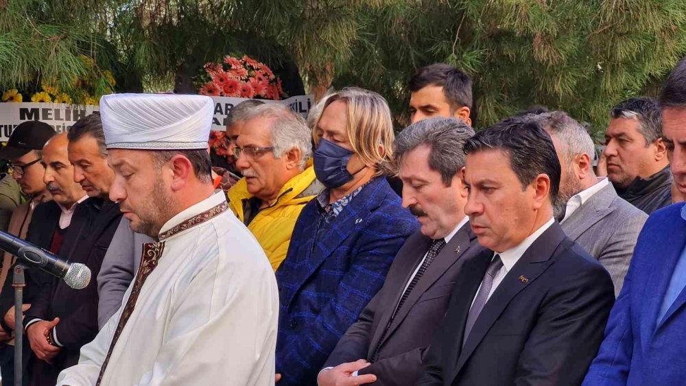 Geçirdiği rahatsızlık sonucu hayatını kaybeden genç son yolculuğuna uğurlandı