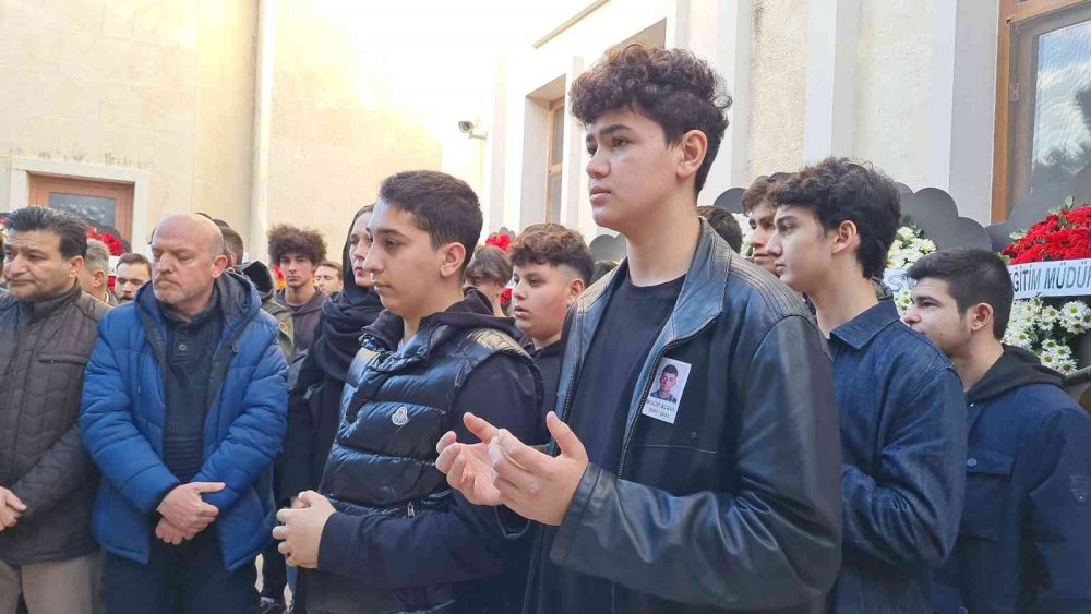 Geçirdiği rahatsızlık sonucu hayatını kaybeden genç son yolculuğuna uğurlandı