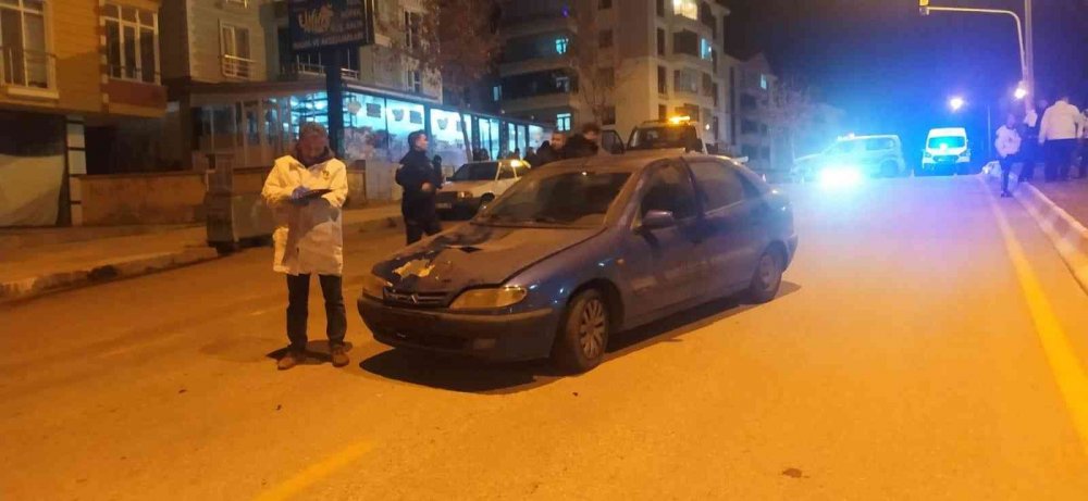 Yolun karşısına geçmeye çalışan anne ve oğluna otomobil çarptı