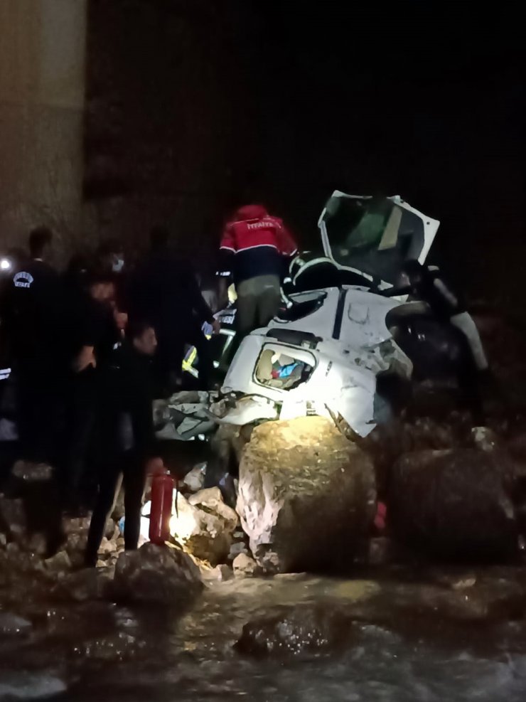 Otomobil, köprüden çaya uçtu: 2 ölü, 1 yaralı