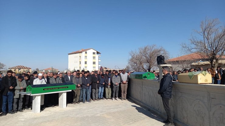 Kazada ölen anne-baba ve 27 günlük bebekleri yan yana toprağa verildi