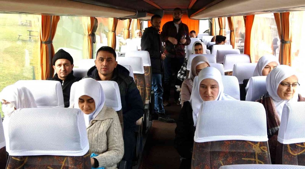 Umre yolcuları dua ve göz yaşlarıyla uğurlandı