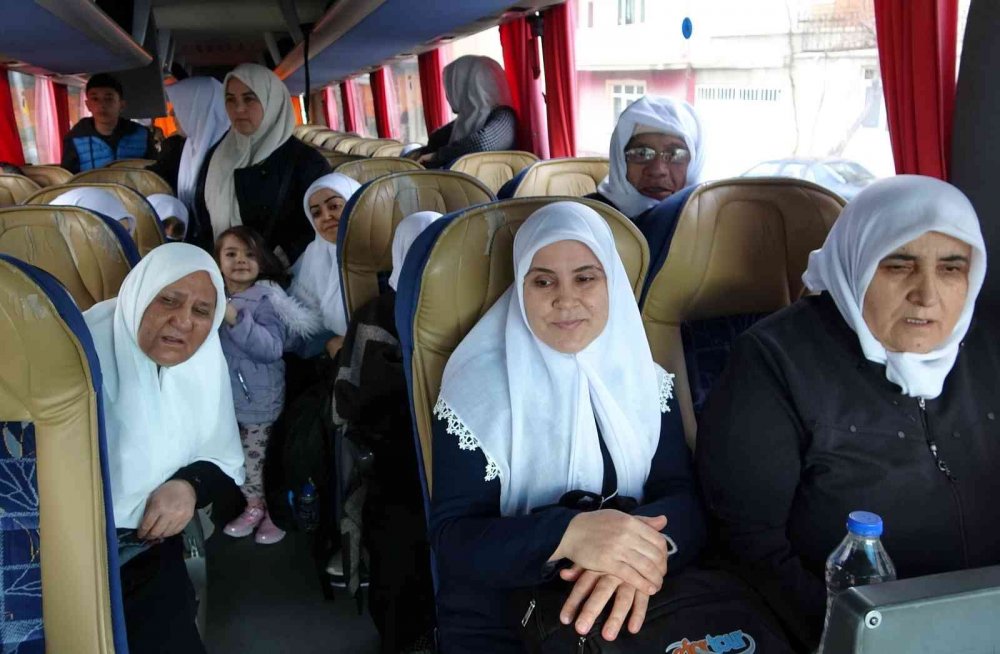 Umre yolcuları dua ve göz yaşlarıyla uğurlandı