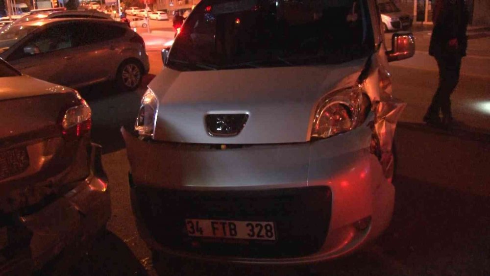 Alkollü sürücü park halindeki 3 araca çarptı