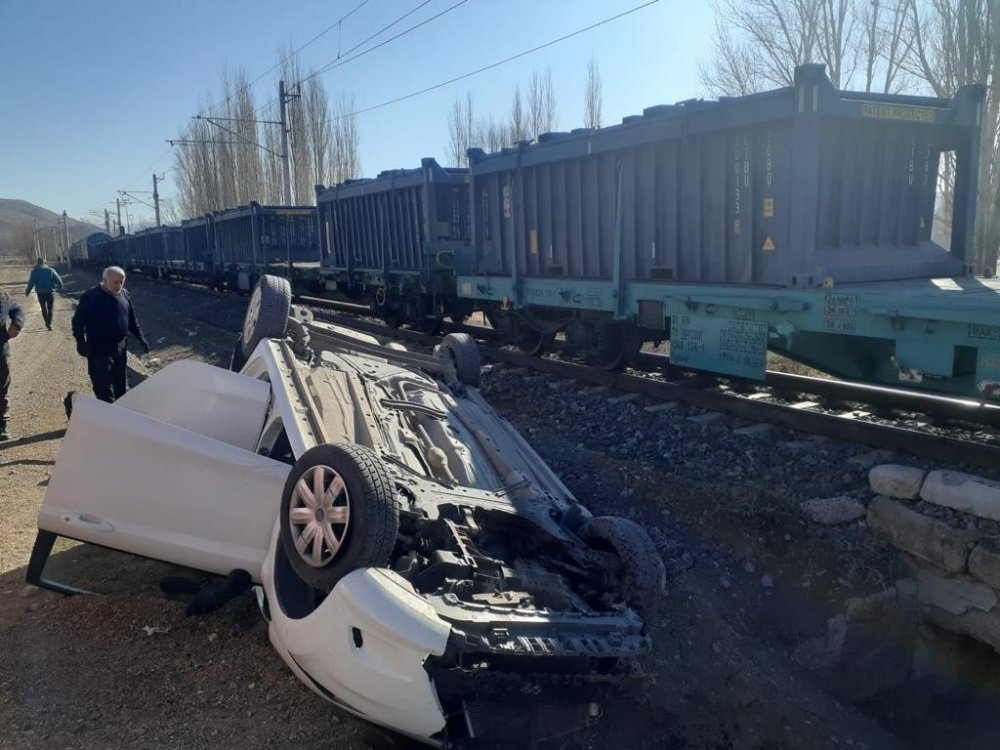 Direksiyon hakimiyetini kaybetti trene çarptı