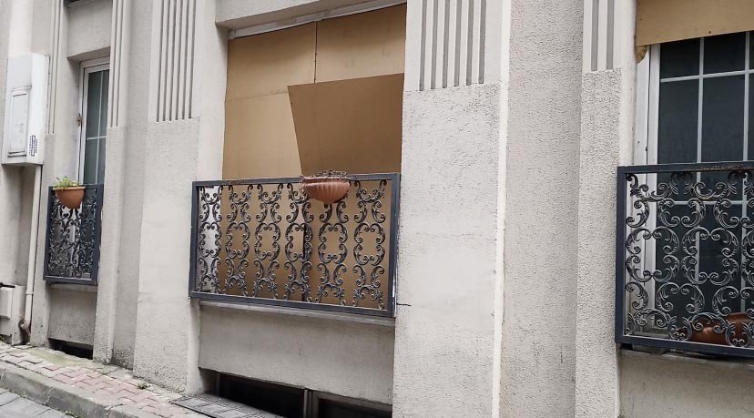 Kapalı otele girerek televizyon çaldılar