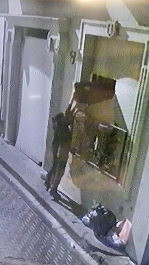 Kapalı otele girerek televizyon çaldılar