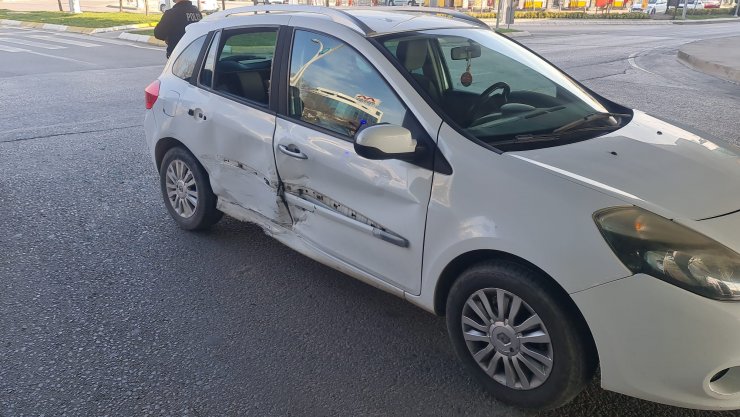 Kavşakta 2 otomobil çarpıştı: 4 yaralı