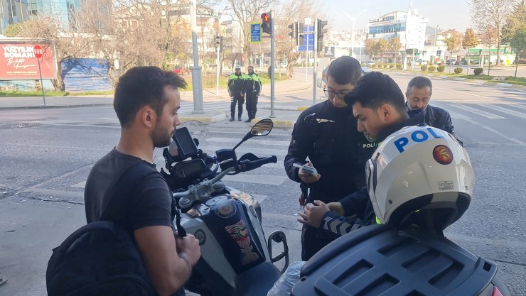 Kavşakta 2 otomobil çarpıştı: 4 yaralı