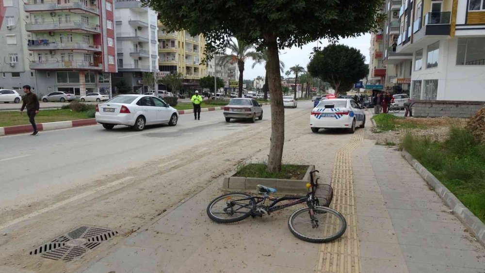 Otomobilin çarptığı bisikletli ölümden döndü