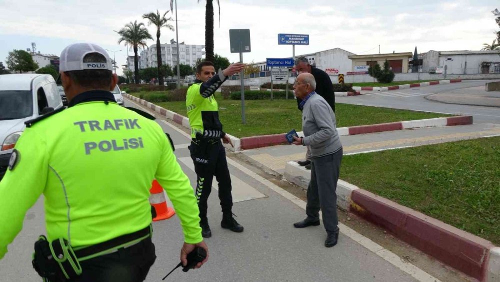 Otomobilin çarptığı bisikletli ölümden döndü