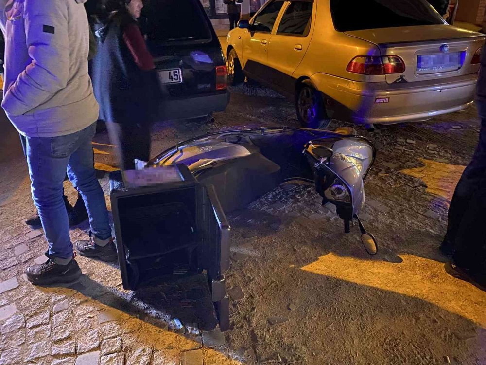 Otomobille çarpışan motokurye yaralandı