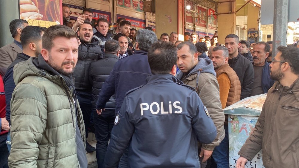 Tekmeli yumruklu ’araç parkı’ kavgası