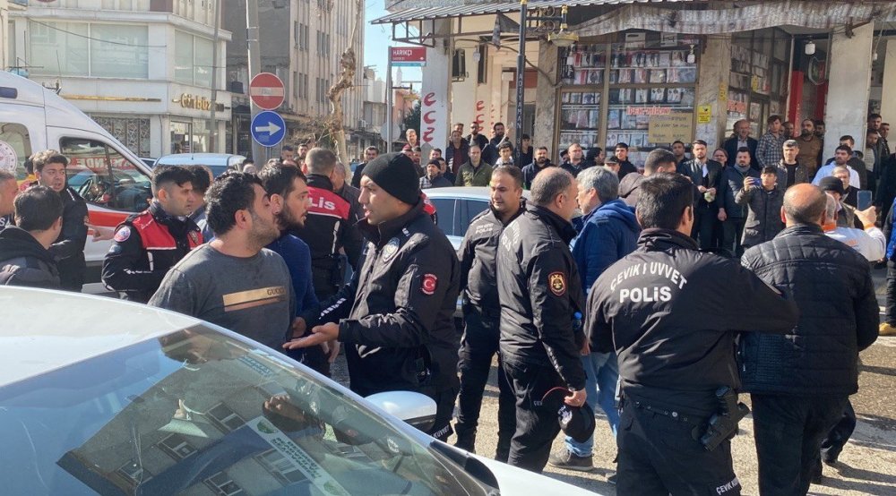 Tekmeli yumruklu ’araç parkı’ kavgası