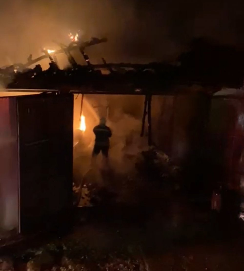 Traktör ve ekipmanlar alev alev yandı