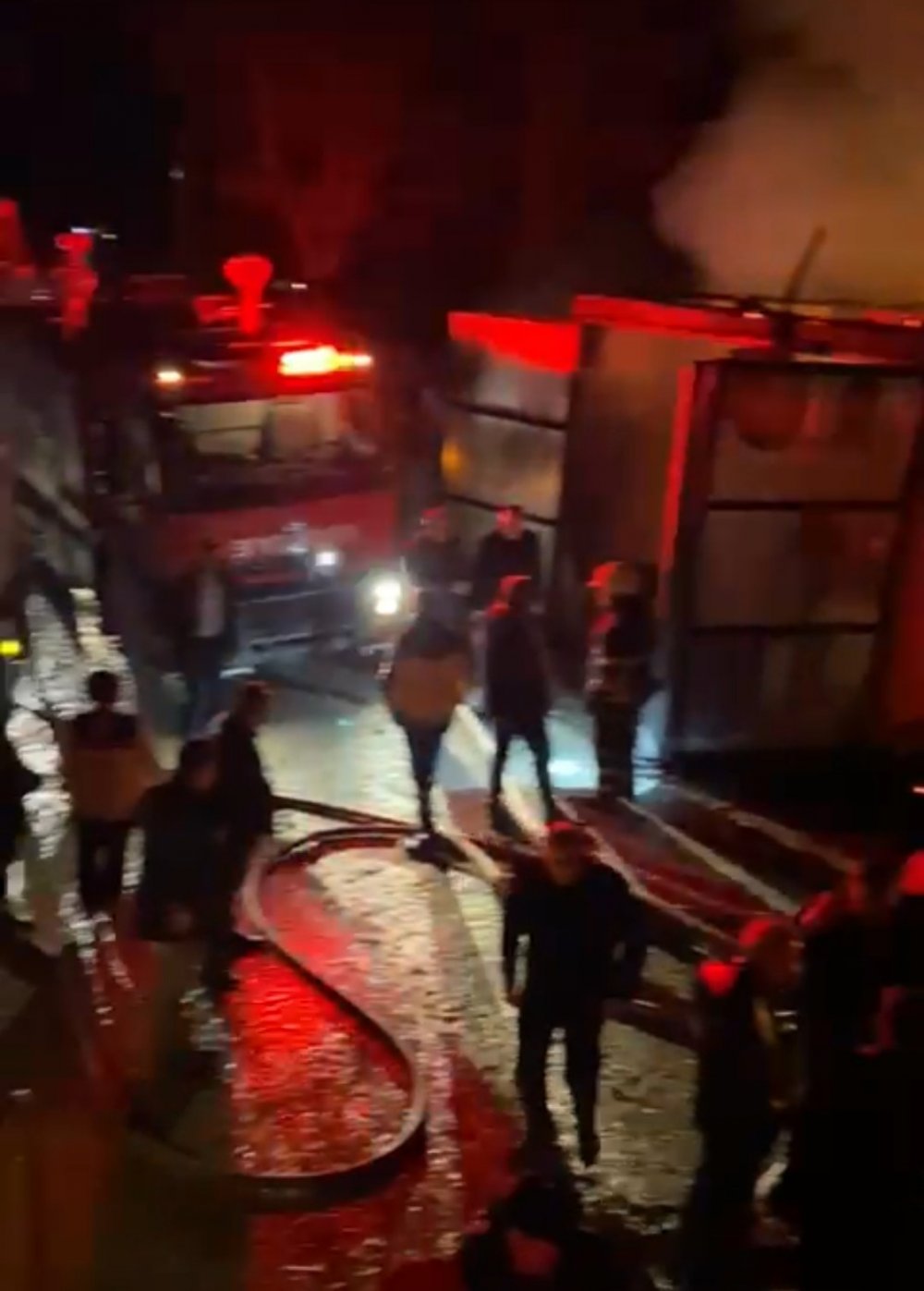 Traktör ve ekipmanlar alev alev yandı