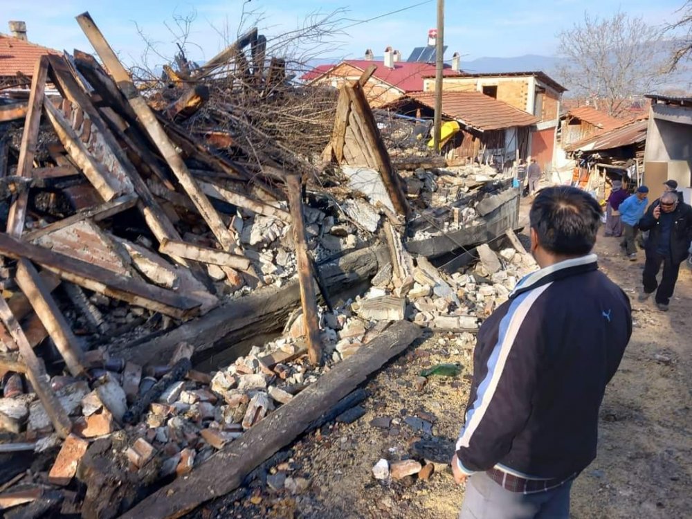 Yanan ahşap evden geriye enkazı kaldı