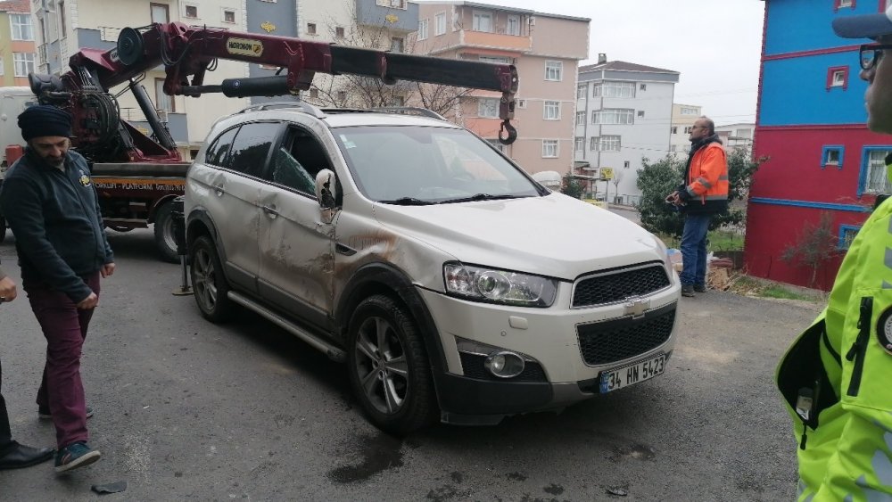 Devrilen otomobilin içinden burnu bile kanamadan çıktı