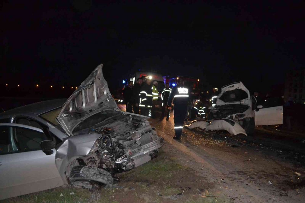 İki otomobil kafa kafaya çarpıştı: 1 ölü, 3 yaralı