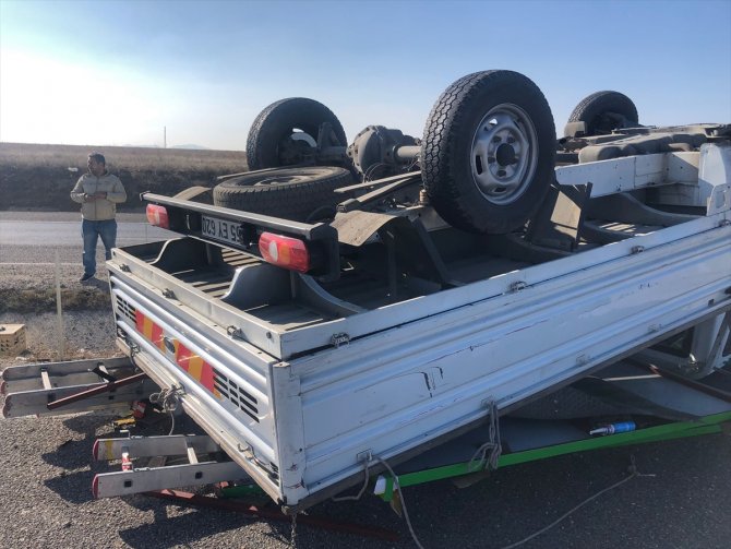 Konya'da devrilen kamyonetteki 3 kişi yaralandı