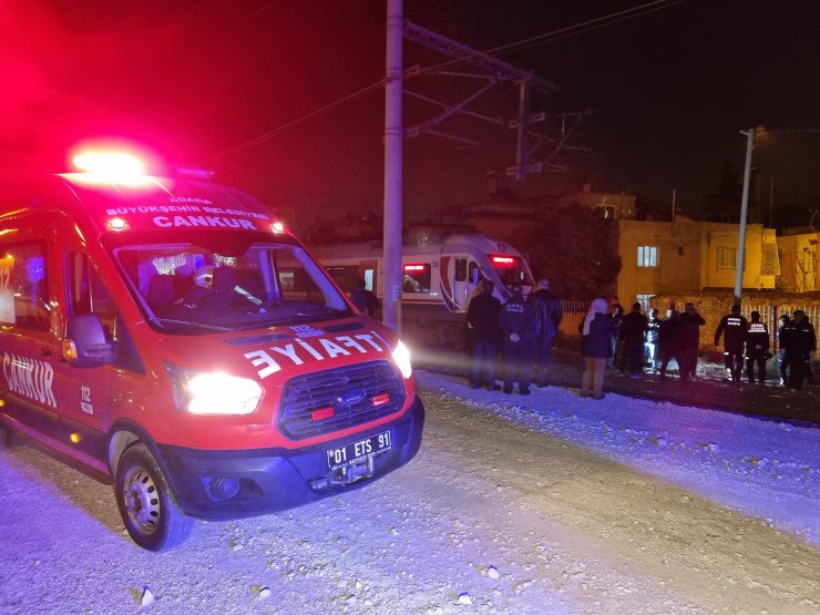 Rayların üzerinden geçerken yolcu treni çarptı: 1 ölü
