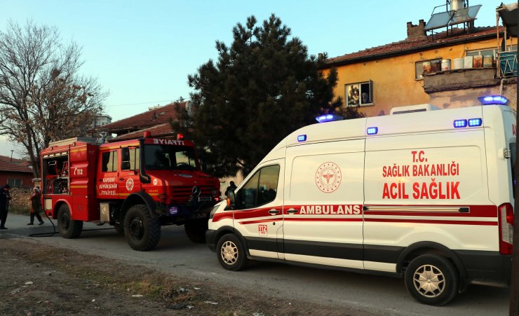 Eşiyle tartışınca evi ateşe verdi