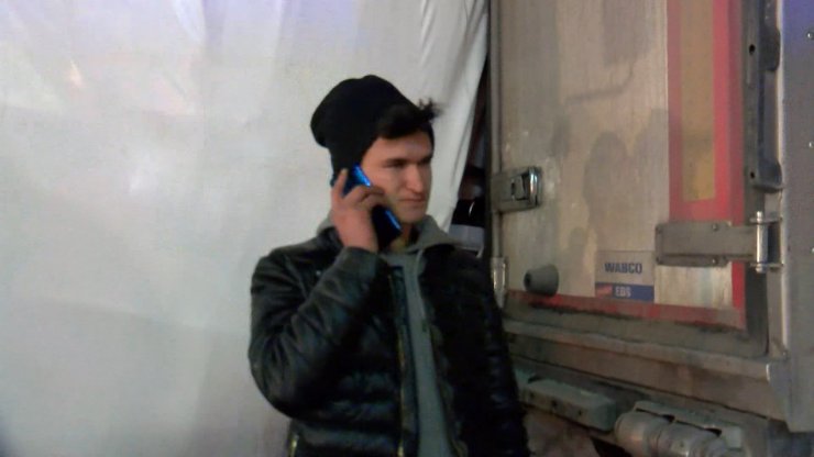 Kamyonet yola park edilen tıra çarptı