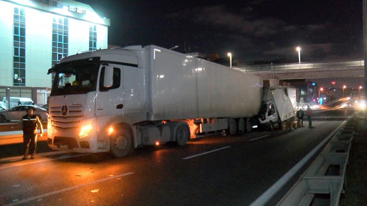 Kamyonet yola park edilen tıra çarptı