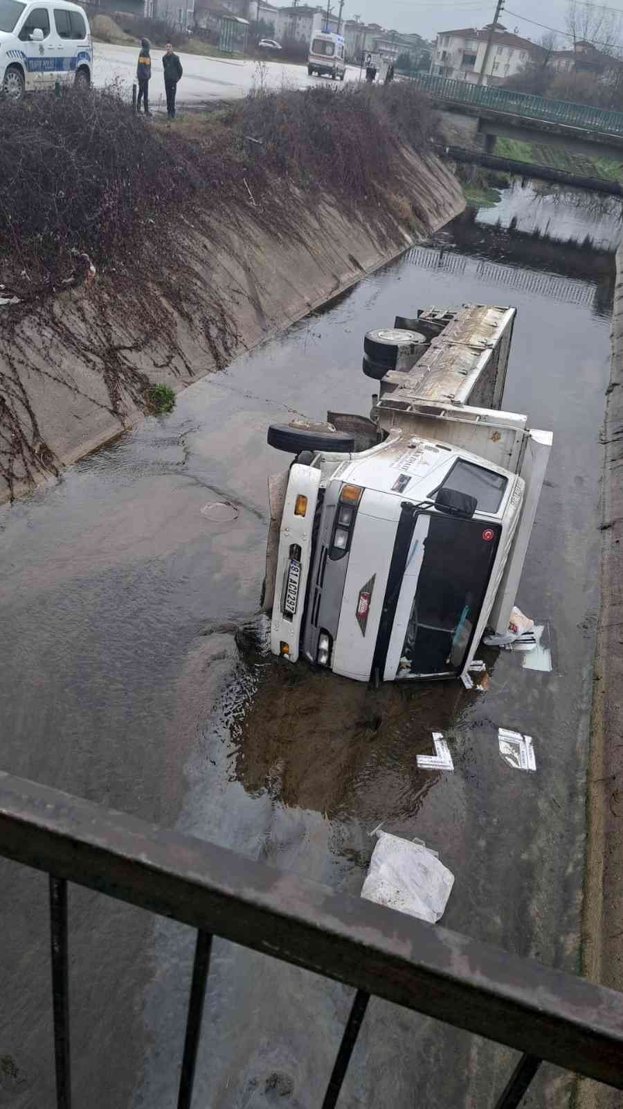 Sürücüsünün direksiyon hakimiyetini kaybettiği kamyon dereye uçtu