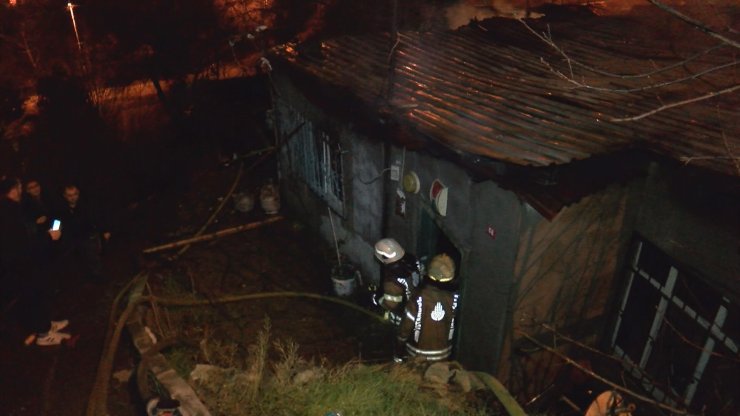 Gecekondu alev alev yandı