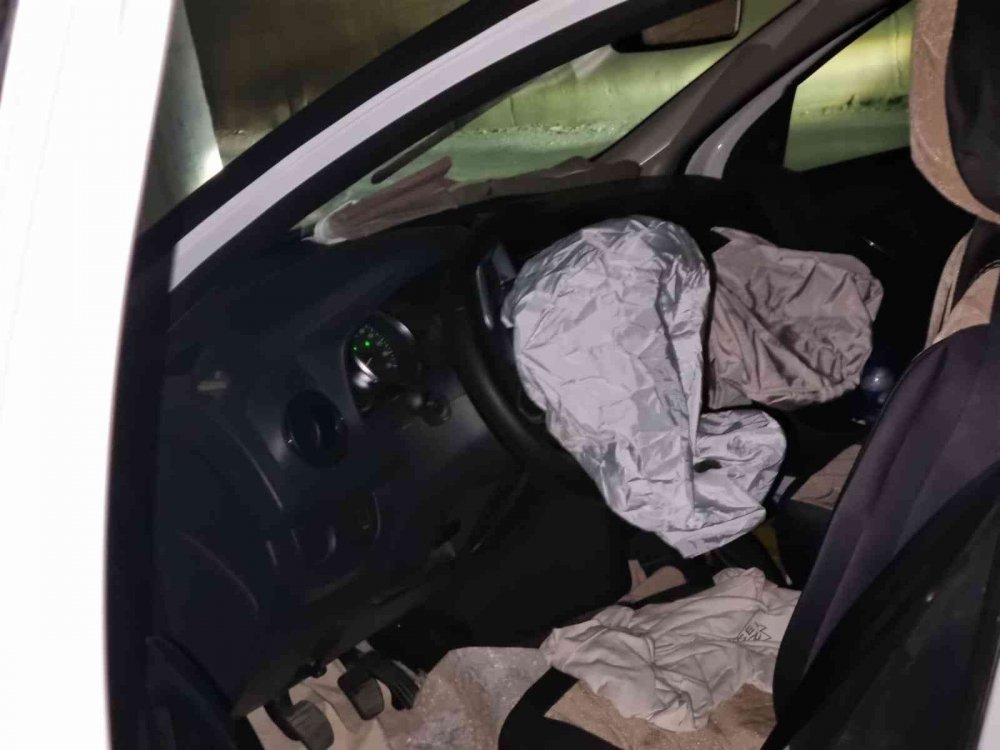 Otomobil köprünün altından geçerken duvara çarptı: 1’i ağır, 3 yaralı