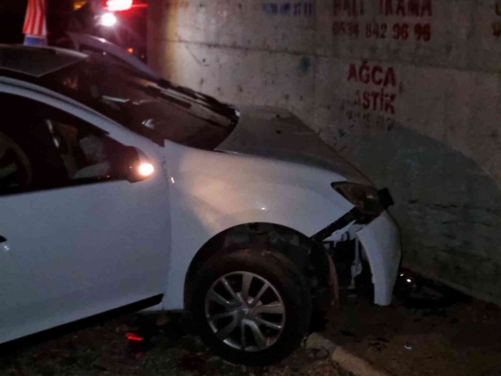 Otomobil köprünün altından geçerken duvara çarptı: 1’i ağır, 3 yaralı